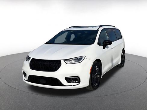 Used 2025 Chrysler Pacifica Limited image 7