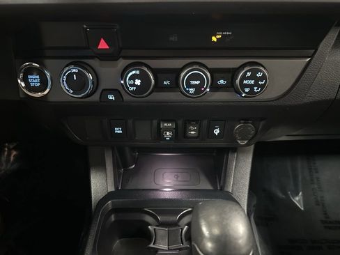 Used 2019 Toyota Tacoma TRD Sport AWD/4WD image 26