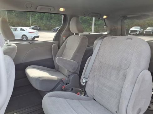 Used 2019 Toyota Sienna LE w/ Carpet Mat Package FWD image 6