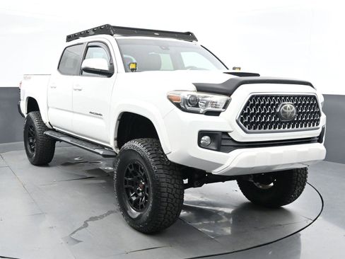 Used 2019 Toyota Tacoma TRD Sport image 2