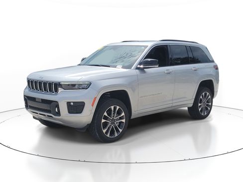 Used 2024 Jeep Grand Cherokee Overland w/ Luxury Tech Group IV AWD/4WD image 3