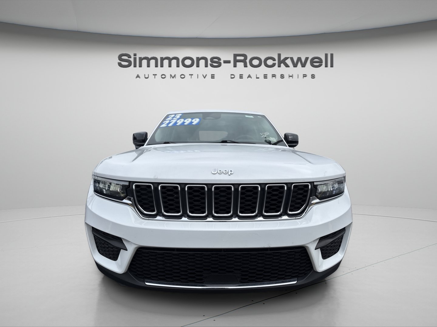 Used 2023 Jeep Grand Cherokee Laredo AWD/4WD image 6