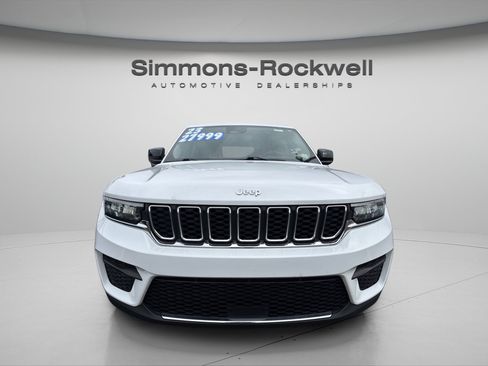 Used 2023 Jeep Grand Cherokee Laredo AWD/4WD image 6