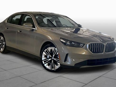 New 2026 BMW 530i w/ Premium Package image 2