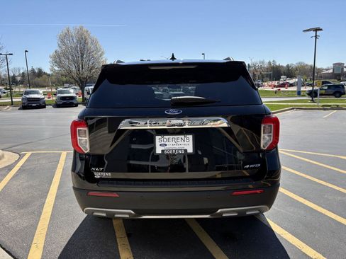 Used 2022 Ford Explorer XLT w/ Equipment Group 202A image 5
