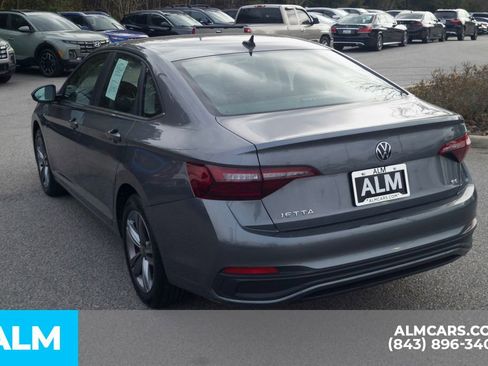 Used 2024 Volkswagen Jetta SE image 9