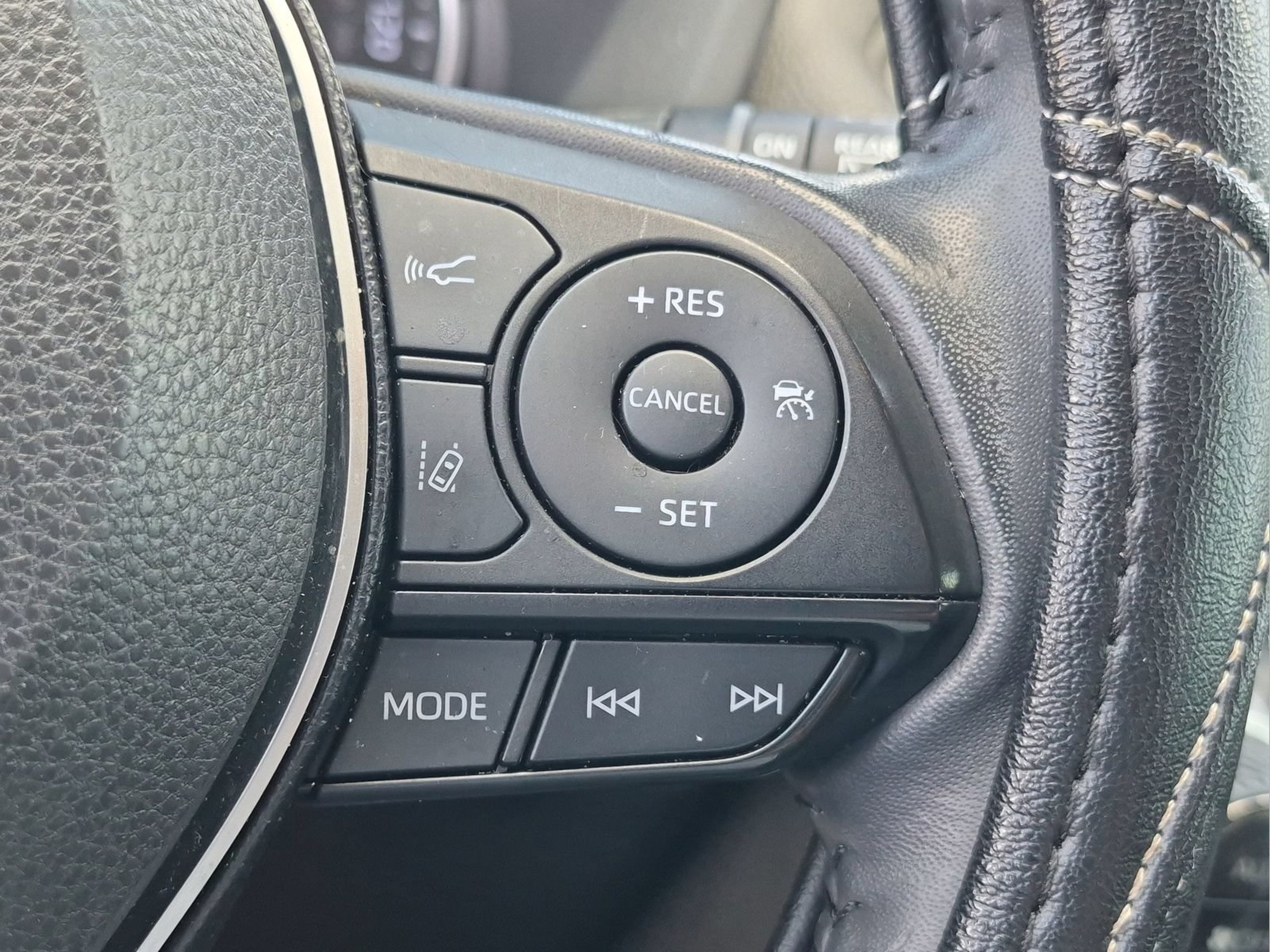 Used 2019 Toyota RAV4 XLE Premium FWD image 10