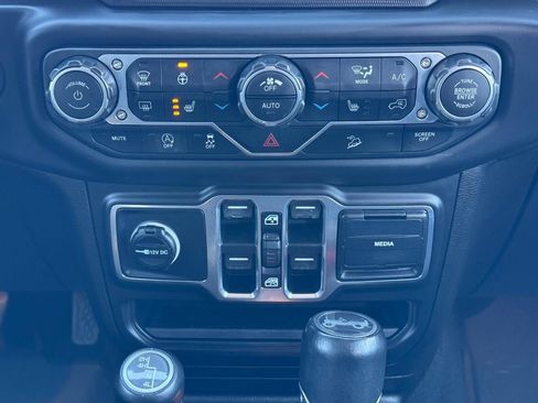 Used 2018 Jeep Wrangler Unlimited Sahara image 14