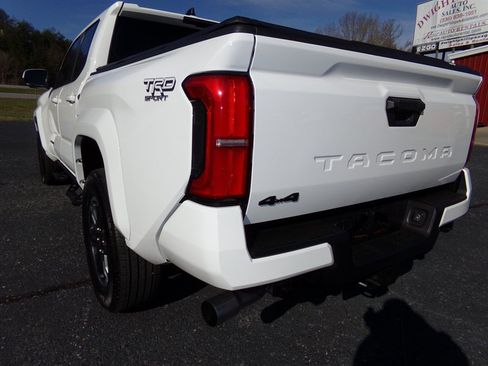 Used 2024 Toyota Tacoma TRD Sport AWD/4WD image 9