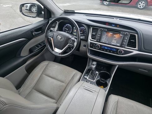 Used 2017 Toyota Highlander Limited image 27