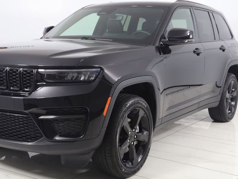 Used 2024 Jeep Grand Cherokee Altitude AWD/4WD image 52