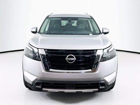 Used 2025 Nissan Pathfinder SL FWD image 2