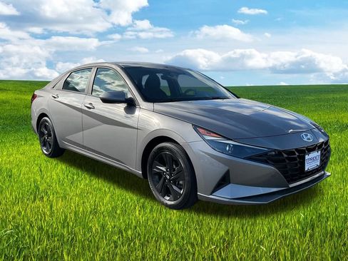 Used 2023 Hyundai Elantra SEL w/ Preferred Accessory Package image 7