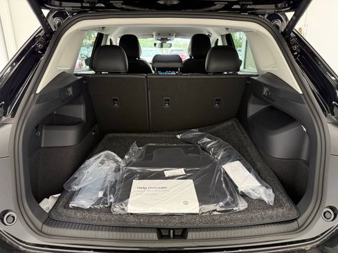 New 2025 Volkswagen Tiguan SE image 24