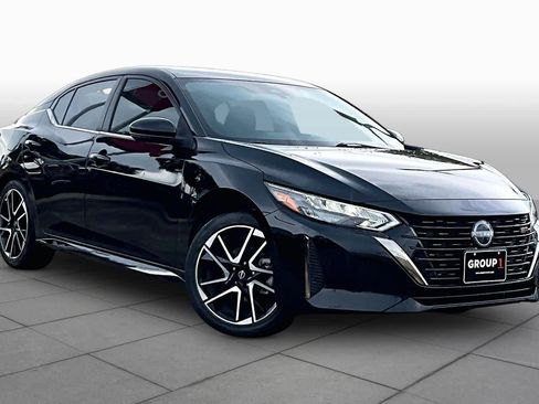 Certified 2025 Nissan Sentra SR FWD image 3
