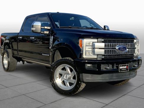 Used 2017 Ford F250 Platinum w/ Platinum Ultimate Package image 2