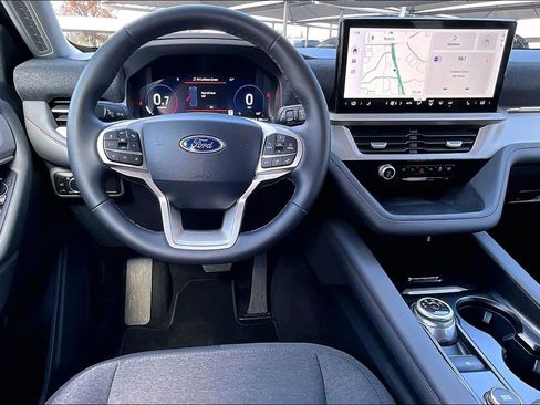Used 2025 Ford Explorer Active AWD/4WD image 9