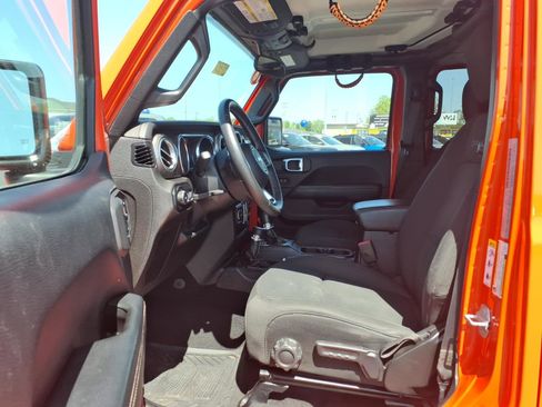 Used 2018 Jeep Wrangler Unlimited Sahara AWD/4WD image 10