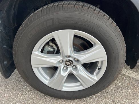 Used 2021 Toyota Highlander LE image 29