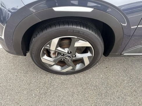 Used 2023 Hyundai Venue Limited image 12
