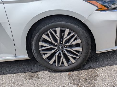 Used 2024 Nissan Altima 2.5 SV image 11