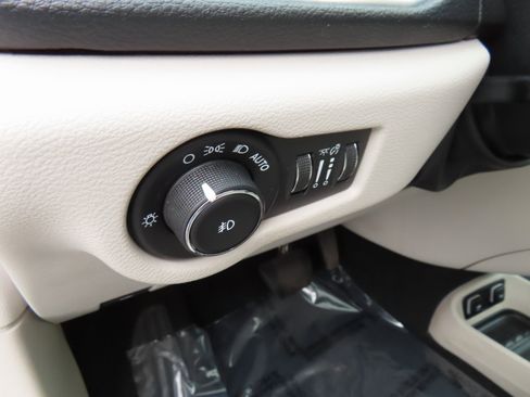 Used 2017 Chrysler Pacifica Limited image 14