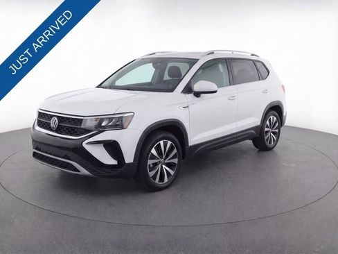 Used 2024 Volkswagen Taos SE image 1