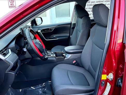Used 2022 Toyota RAV4 LE image 8