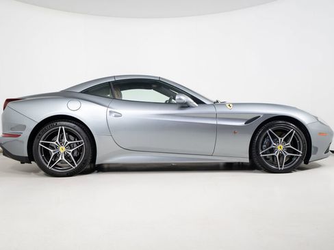 Used 2016 Ferrari California T RWD image 8