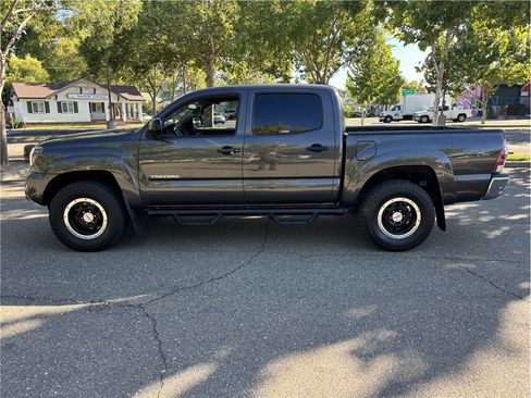 Used 2012 Toyota Tacoma 4x4 Double Cab w/ TRD Off-Road Pkg image 3