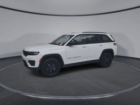 Used 2025 Jeep Grand Cherokee Altitude AWD/4WD image 7