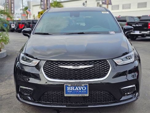 New 2026 Chrysler Pacifica Select image 2