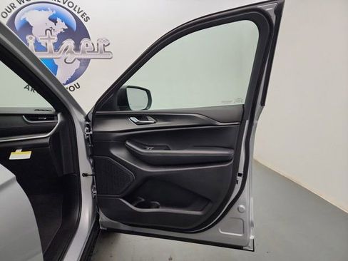 New 2025 Jeep Grand Cherokee Laredo X w/ Luxury Tech Group I image 33