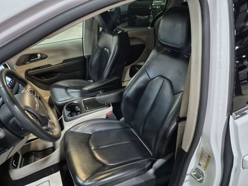 Used 2023 Chrysler Pacifica Touring-L FWD image 19