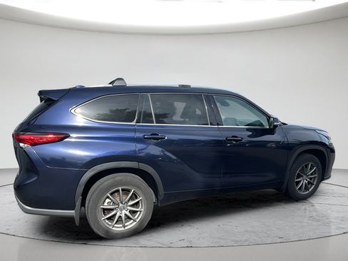 Used 2021 Toyota Highlander XLE AWD/4WD image 4