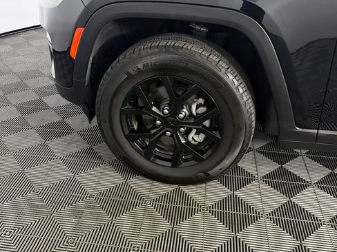Used 2025 Jeep Grand Cherokee Altitude AWD/4WD image 11
