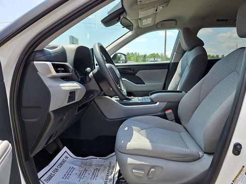 Used 2020 Toyota Highlander L AWD/4WD image 13