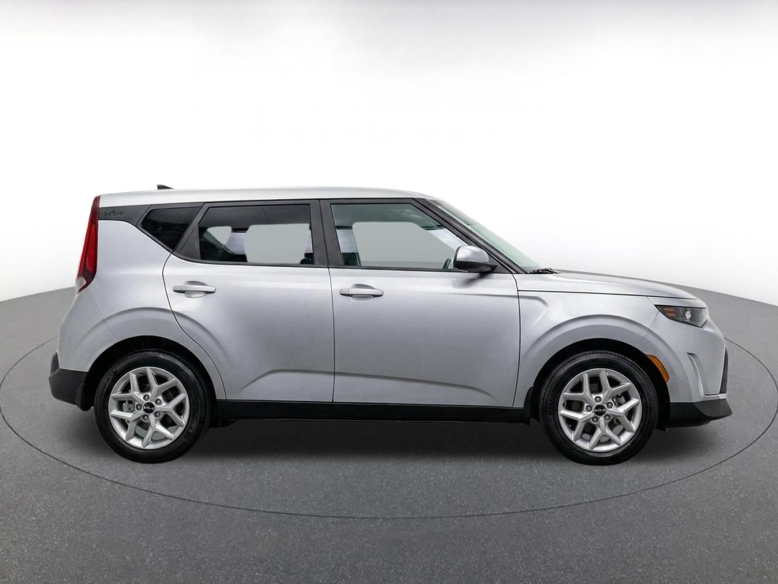 Used 2025 Kia Soul LX w/ LX Technology Package FWD image 13
