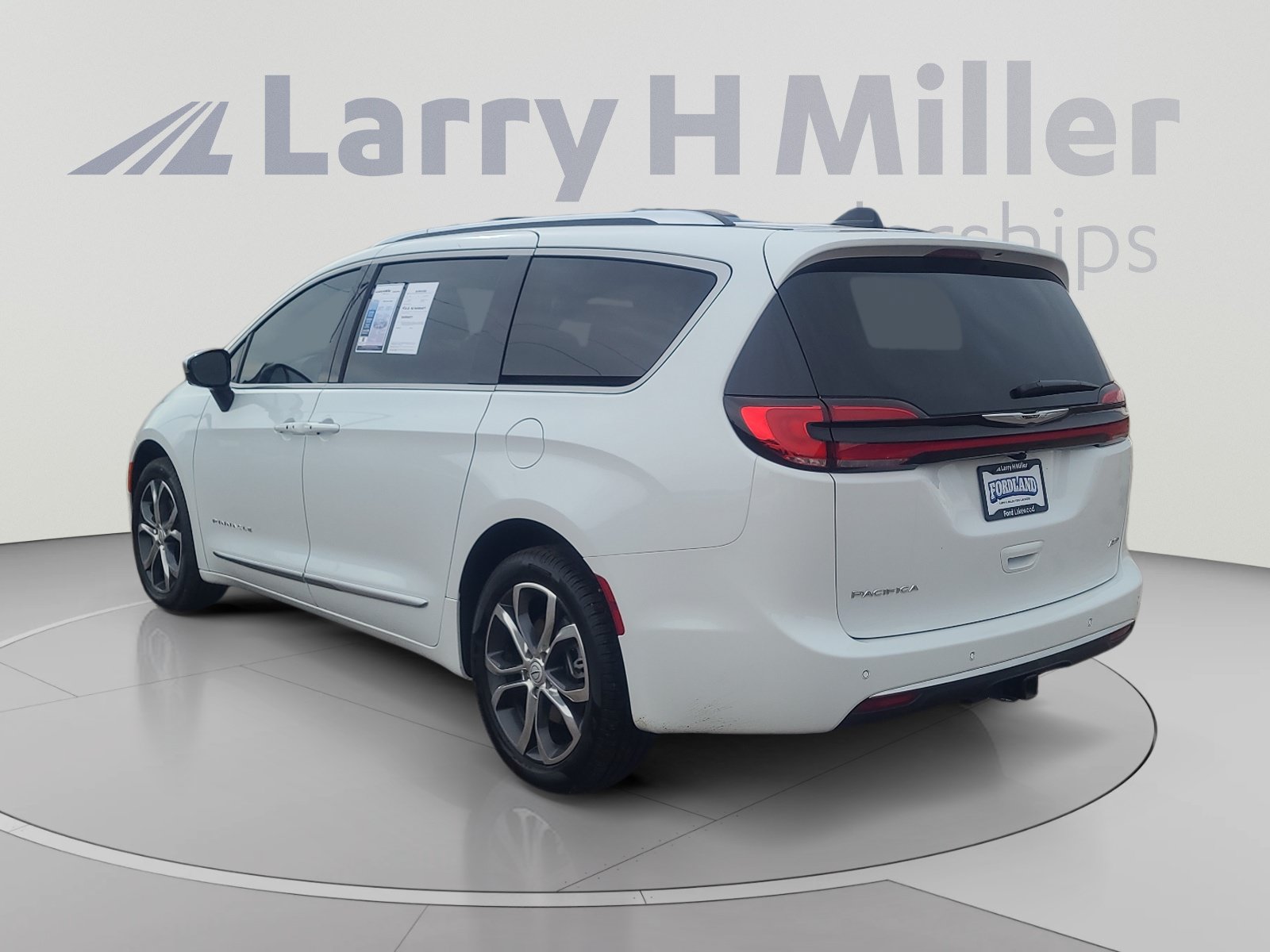Used 2026 Chrysler Pacifica Pinnacle w/ Trailer Tow Group AWD/4WD image 3