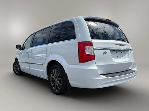 Used 2015 Chrysler Town & Country S FWD image 5