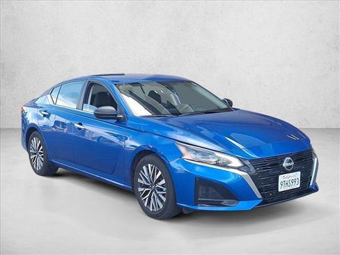 Used 2025 Nissan Altima 2.5 SV image 3