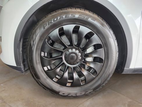 Used 2023 Tesla Model Y Long Range AWD/4WD image 27