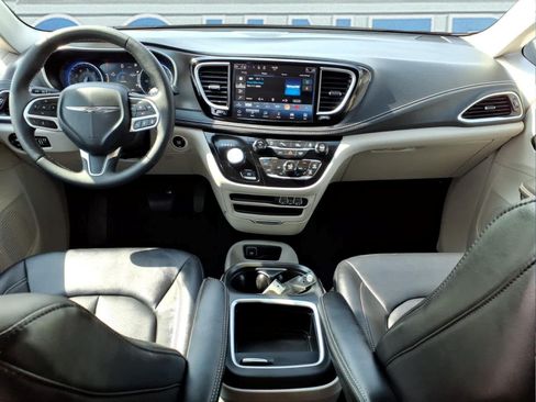 Used 2024 Chrysler Pacifica Touring-L FWD image 12