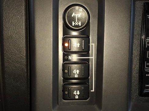 Used 2005 HUMMER H2 SUT w/ Preferred Equipment Group AWD/4WD image 19