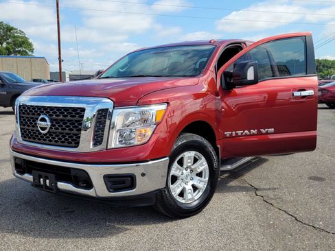 Used 2018 Nissan Titan SV w/ SV Convenience Package AWD/4WD image 8