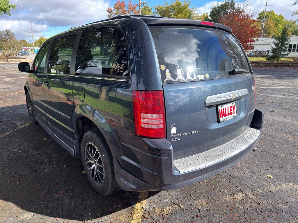 Used 2009 Chrysler Town & Country Touring FWD image 9