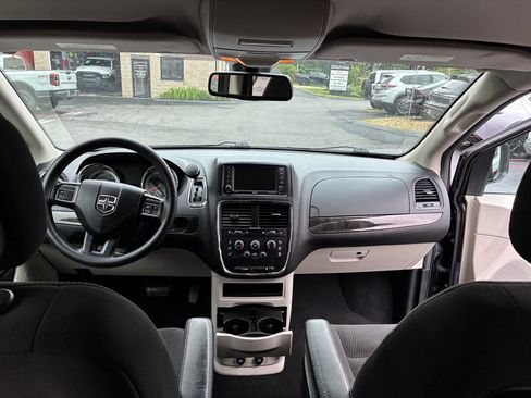Used 2019 Dodge Grand Caravan SE FWD image 18
