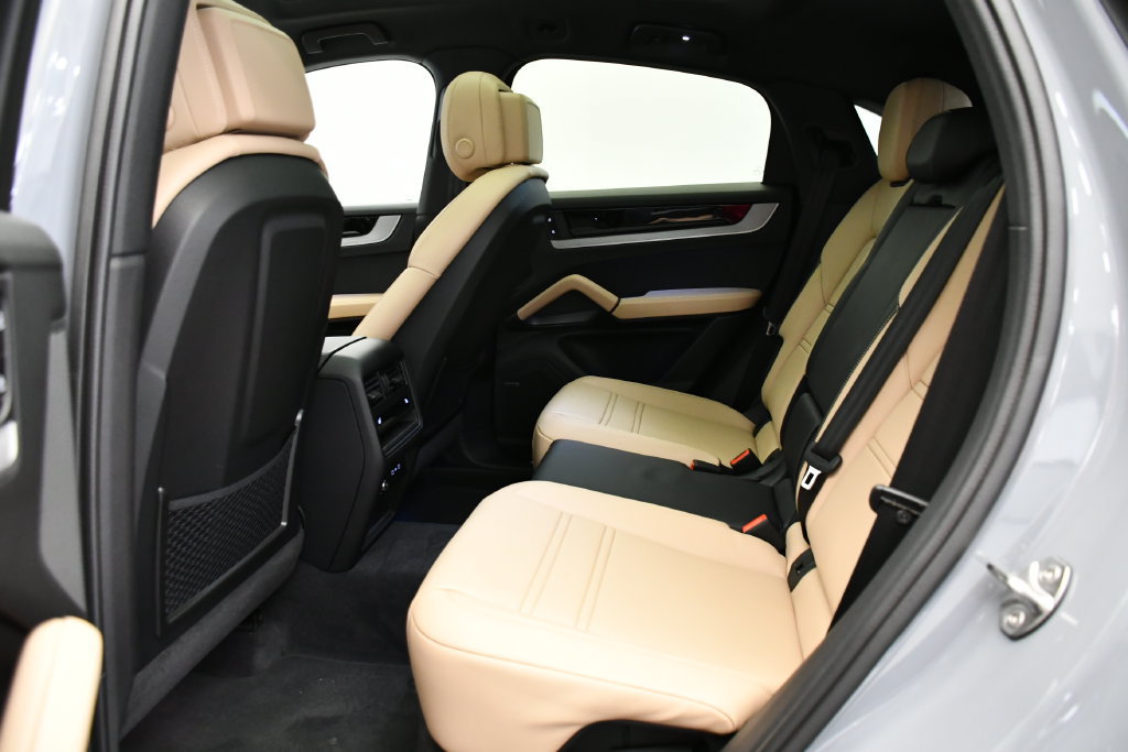 Certified 2026 Porsche Cayenne Coupe AWD/4WD image 48