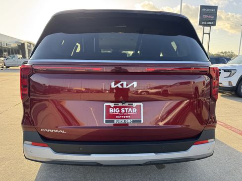 Used 2025 Kia Carnival FWD image 7