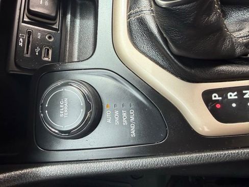 Used 2016 Jeep Cherokee Sport AWD/4WD image 27